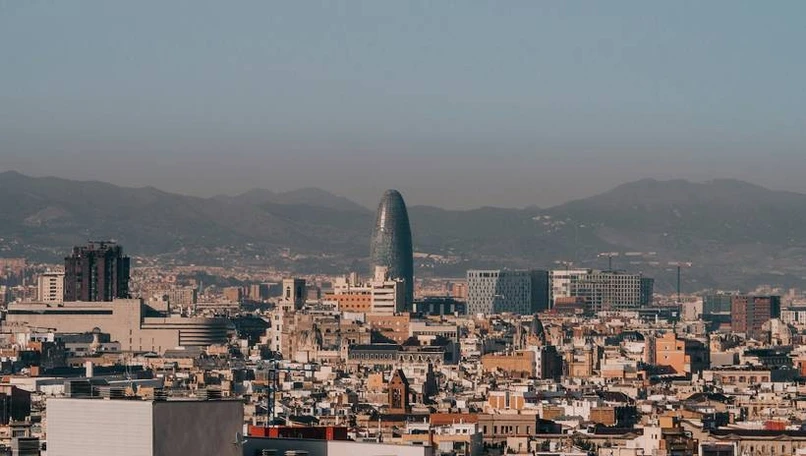 Iroko Zen met la main sur des bureaux près de Barcelone