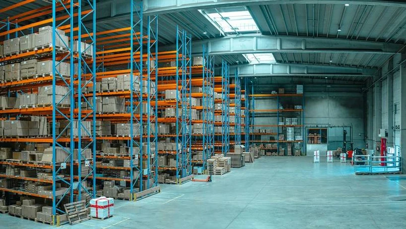 Iroko Zen se détache d’un entrepôt logistique à Hoogezand